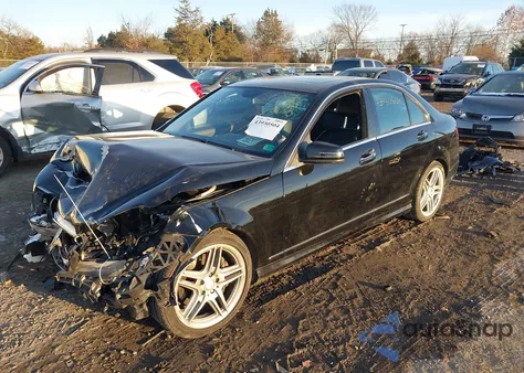 2013 Mercedes-Benz C 300 Sport 4Matic z USA, uszkodzony, nr VIN WDDGF8AB7DR278574